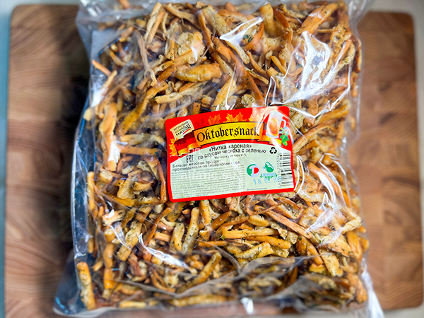 Нитка ЖАРЕНАЯ "Чеснок с зеленью" Oktobersnack 1 кг (сырный продукт) в Калуге